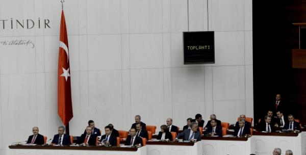 TBMM Genel Kurulu, Meclis Ba�kan� Cemil �i�ek'in ba�kanl���nda topland�. TBMM Ba�kan� Cemil �i�ek, birle�imi a�arak, toplant� yeter say�s�n�n bulundu�unu belirtti. �i�ek, daha sonra 24. D�nem 4. Yasama Y�l�'n�n sunu� konu�mas�n� yapt�. Yeni Yasama y�l� i�te bu g�r�nt�lerle a��ld�.