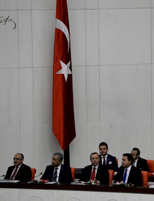 TBMM Genel Kurulu, Meclis Ba�kan� Cemil �i�ek'in ba�kanl���nda topland�. TBMM Ba�kan� Cemil �i�ek, birle�imi a�arak, toplant� yeter say�s�n�n bulundu�unu belirtti. �i�ek, daha sonra 24. D�nem 4. Yasama Y�l�'n�n sunu� konu�mas�n� yapt�. Yeni Yasama y�l� i�te bu g�r�nt�lerle a��ld�.