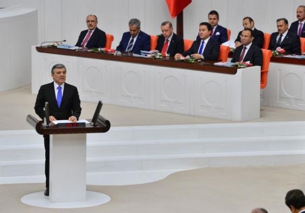 TBMM Genel Kurulu, Meclis Ba�kan� Cemil �i�ek'in ba�kanl���nda topland�. TBMM Ba�kan� Cemil �i�ek, birle�imi a�arak, toplant� yeter say�s�n�n bulundu�unu belirtti. �i�ek, daha sonra 24. D�nem 4. Yasama Y�l�'n�n sunu� konu�mas�n� yapt�. Yeni Yasama y�l� i�te bu g�r�nt�lerle a��ld�.