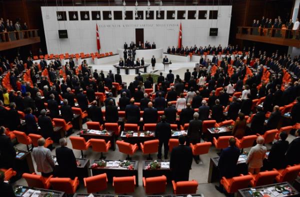 TBMM Genel Kurulu, Meclis Ba�kan� Cemil �i�ek'in ba�kanl���nda topland�. TBMM Ba�kan� Cemil �i�ek, birle�imi a�arak, toplant� yeter say�s�n�n bulundu�unu belirtti. �i�ek, daha sonra 24. D�nem 4. Yasama Y�l�'n�n sunu� konu�mas�n� yapt�. Yeni Yasama y�l� i�te bu g�r�nt�lerle a��ld�.