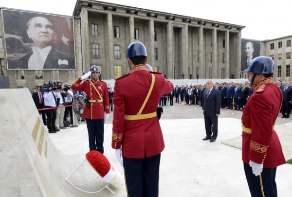 TBMM Genel Kurulu, Meclis Ba�kan� Cemil �i�ek'in ba�kanl���nda topland�. TBMM Ba�kan� Cemil �i�ek, birle�imi a�arak, toplant� yeter say�s�n�n bulundu�unu belirtti. �i�ek, daha sonra 24. D�nem 4. Yasama Y�l�'n�n sunu� konu�mas�n� yapt�. Yeni Yasama y�l� i�te bu g�r�nt�lerle a��ld�.