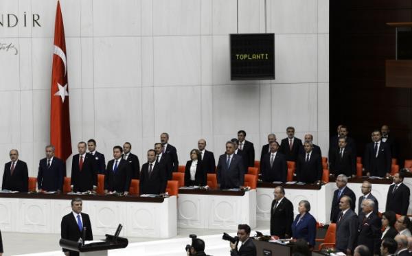 TBMM Genel Kurulu, Meclis Ba�kan� Cemil �i�ek'in ba�kanl���nda topland�. TBMM Ba�kan� Cemil �i�ek, birle�imi a�arak, toplant� yeter say�s�n�n bulundu�unu belirtti. �i�ek, daha sonra 24. D�nem 4. Yasama Y�l�'n�n sunu� konu�mas�n� yapt�. Yeni Yasama y�l� i�te bu g�r�nt�lerle a��ld�.