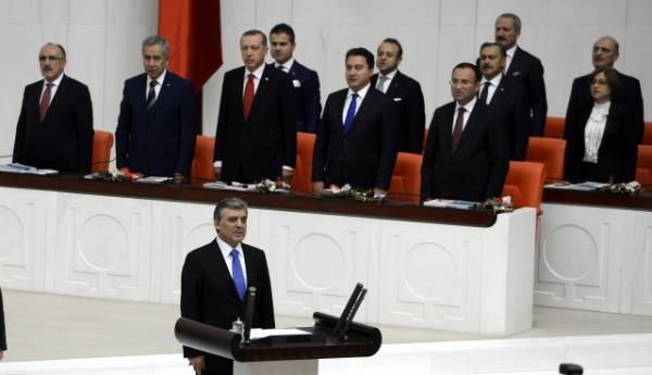 TBMM Genel Kurulu, Meclis Ba�kan� Cemil �i�ek'in ba�kanl���nda topland�. TBMM Ba�kan� Cemil �i�ek, birle�imi a�arak, toplant� yeter say�s�n�n bulundu�unu belirtti. �i�ek, daha sonra 24. D�nem 4. Yasama Y�l�'n�n sunu� konu�mas�n� yapt�. Yeni Yasama y�l� i�te bu g�r�nt�lerle a��ld�.