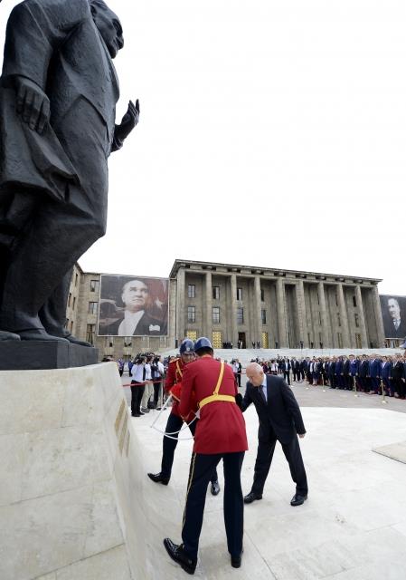 TBMM Genel Kurulu, Meclis Ba�kan� Cemil �i�ek'in ba�kanl���nda topland�. TBMM Ba�kan� Cemil �i�ek, birle�imi a�arak, toplant� yeter say�s�n�n bulundu�unu belirtti. �i�ek, daha sonra 24. D�nem 4. Yasama Y�l�'n�n sunu� konu�mas�n� yapt�. Yeni Yasama y�l� i�te bu g�r�nt�lerle a��ld�.