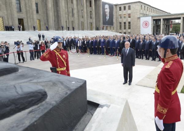 TBMM Genel Kurulu, Meclis Ba�kan� Cemil �i�ek'in ba�kanl���nda topland�. TBMM Ba�kan� Cemil �i�ek, birle�imi a�arak, toplant� yeter say�s�n�n bulundu�unu belirtti. �i�ek, daha sonra 24. D�nem 4. Yasama Y�l�'n�n sunu� konu�mas�n� yapt�. Yeni Yasama y�l� i�te bu g�r�nt�lerle a��ld�.