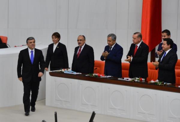 TBMM Genel Kurulu, Meclis Ba�kan� Cemil �i�ek'in ba�kanl���nda topland�. TBMM Ba�kan� Cemil �i�ek, birle�imi a�arak, toplant� yeter say�s�n�n bulundu�unu belirtti. �i�ek, daha sonra 24. D�nem 4. Yasama Y�l�'n�n sunu� konu�mas�n� yapt�. Yeni Yasama y�l� i�te bu g�r�nt�lerle a��ld�.