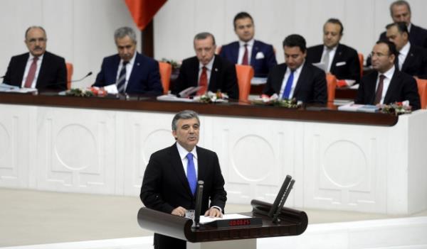 TBMM Genel Kurulu, Meclis Ba�kan� Cemil �i�ek'in ba�kanl���nda topland�. TBMM Ba�kan� Cemil �i�ek, birle�imi a�arak, toplant� yeter say�s�n�n bulundu�unu belirtti. �i�ek, daha sonra 24. D�nem 4. Yasama Y�l�'n�n sunu� konu�mas�n� yapt�. Yeni Yasama y�l� i�te bu g�r�nt�lerle a��ld�.