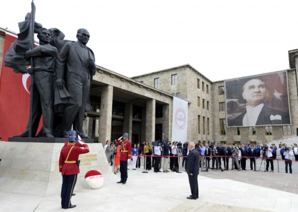 TBMM Genel Kurulu, Meclis Ba�kan� Cemil �i�ek'in ba�kanl���nda topland�. TBMM Ba�kan� Cemil �i�ek, birle�imi a�arak, toplant� yeter say�s�n�n bulundu�unu belirtti. �i�ek, daha sonra 24. D�nem 4. Yasama Y�l�'n�n sunu� konu�mas�n� yapt�. Yeni Yasama y�l� i�te bu g�r�nt�lerle a��ld�.