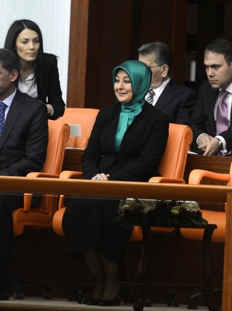 TBMM Genel Kurulu, Meclis Ba�kan� Cemil �i�ek'in ba�kanl���nda topland�. TBMM Ba�kan� Cemil �i�ek, birle�imi a�arak, toplant� yeter say�s�n�n bulundu�unu belirtti. �i�ek, daha sonra 24. D�nem 4. Yasama Y�l�'n�n sunu� konu�mas�n� yapt�. Yeni Yasama y�l� i�te bu g�r�nt�lerle a��ld�.