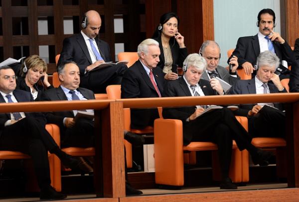 TBMM Genel Kurulu, Meclis Ba�kan� Cemil �i�ek'in ba�kanl���nda topland�. TBMM Ba�kan� Cemil �i�ek, birle�imi a�arak, toplant� yeter say�s�n�n bulundu�unu belirtti. �i�ek, daha sonra 24. D�nem 4. Yasama Y�l�'n�n sunu� konu�mas�n� yapt�. Yeni Yasama y�l� i�te bu g�r�nt�lerle a��ld�.