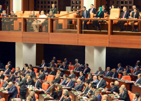 TBMM Genel Kurulu, Meclis Ba�kan� Cemil �i�ek'in ba�kanl���nda topland�. TBMM Ba�kan� Cemil �i�ek, birle�imi a�arak, toplant� yeter say�s�n�n bulundu�unu belirtti. �i�ek, daha sonra 24. D�nem 4. Yasama Y�l�'n�n sunu� konu�mas�n� yapt�. Yeni Yasama y�l� i�te bu g�r�nt�lerle a��ld�.