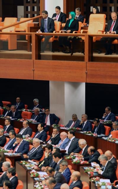 TBMM Genel Kurulu, Meclis Ba�kan� Cemil �i�ek'in ba�kanl���nda topland�. TBMM Ba�kan� Cemil �i�ek, birle�imi a�arak, toplant� yeter say�s�n�n bulundu�unu belirtti. �i�ek, daha sonra 24. D�nem 4. Yasama Y�l�'n�n sunu� konu�mas�n� yapt�. Yeni Yasama y�l� i�te bu g�r�nt�lerle a��ld�.