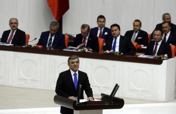 TBMM Genel Kurulu, Meclis Ba�kan� Cemil �i�ek'in ba�kanl���nda topland�. TBMM Ba�kan� Cemil �i�ek, birle�imi a�arak, toplant� yeter say�s�n�n bulundu�unu belirtti. �i�ek, daha sonra 24. D�nem 4. Yasama Y�l�'n�n sunu� konu�mas�n� yapt�. Yeni Yasama y�l� i�te bu g�r�nt�lerle a��ld�.