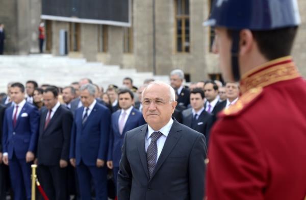 TBMM Genel Kurulu, Meclis Ba�kan� Cemil �i�ek'in ba�kanl���nda topland�. TBMM Ba�kan� Cemil �i�ek, birle�imi a�arak, toplant� yeter say�s�n�n bulundu�unu belirtti. �i�ek, daha sonra 24. D�nem 4. Yasama Y�l�'n�n sunu� konu�mas�n� yapt�. Yeni Yasama y�l� i�te bu g�r�nt�lerle a��ld�.