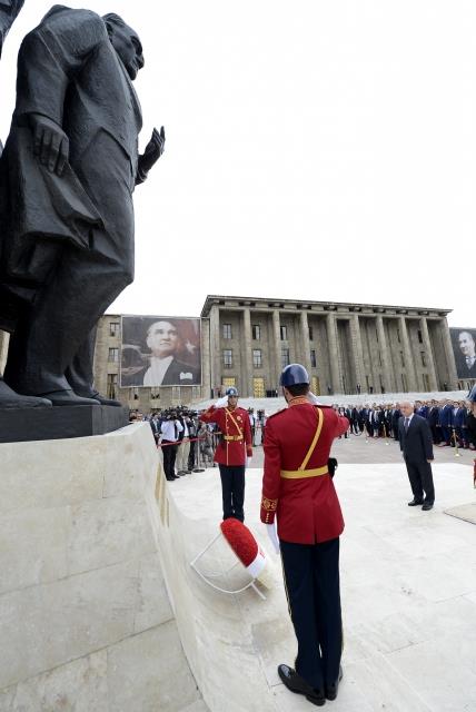 TBMM Genel Kurulu, Meclis Ba�kan� Cemil �i�ek'in ba�kanl���nda topland�. TBMM Ba�kan� Cemil �i�ek, birle�imi a�arak, toplant� yeter say�s�n�n bulundu�unu belirtti. �i�ek, daha sonra 24. D�nem 4. Yasama Y�l�'n�n sunu� konu�mas�n� yapt�. Yeni Yasama y�l� i�te bu g�r�nt�lerle a��ld�.