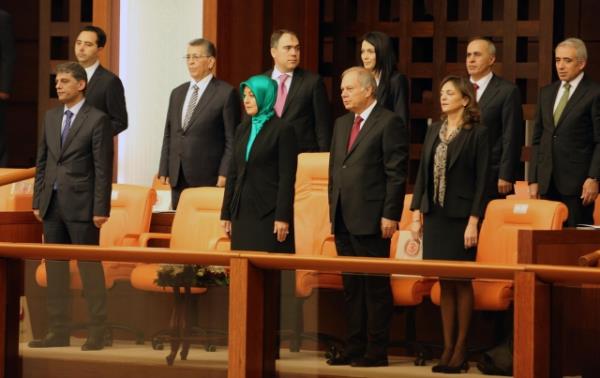 TBMM Genel Kurulu, Meclis Ba�kan� Cemil �i�ek'in ba�kanl���nda topland�. TBMM Ba�kan� Cemil �i�ek, birle�imi a�arak, toplant� yeter say�s�n�n bulundu�unu belirtti. �i�ek, daha sonra 24. D�nem 4. Yasama Y�l�'n�n sunu� konu�mas�n� yapt�. Yeni Yasama y�l� i�te bu g�r�nt�lerle a��ld�.