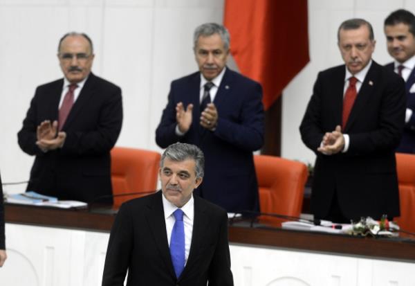 TBMM Genel Kurulu, Meclis Ba�kan� Cemil �i�ek'in ba�kanl���nda topland�. TBMM Ba�kan� Cemil �i�ek, birle�imi a�arak, toplant� yeter say�s�n�n bulundu�unu belirtti. �i�ek, daha sonra 24. D�nem 4. Yasama Y�l�'n�n sunu� konu�mas�n� yapt�. Yeni Yasama y�l� i�te bu g�r�nt�lerle a��ld�.