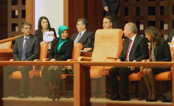 TBMM Genel Kurulu, Meclis Ba�kan� Cemil �i�ek'in ba�kanl���nda topland�. TBMM Ba�kan� Cemil �i�ek, birle�imi a�arak, toplant� yeter say�s�n�n bulundu�unu belirtti. �i�ek, daha sonra 24. D�nem 4. Yasama Y�l�'n�n sunu� konu�mas�n� yapt�. Yeni Yasama y�l� i�te bu g�r�nt�lerle a��ld�.