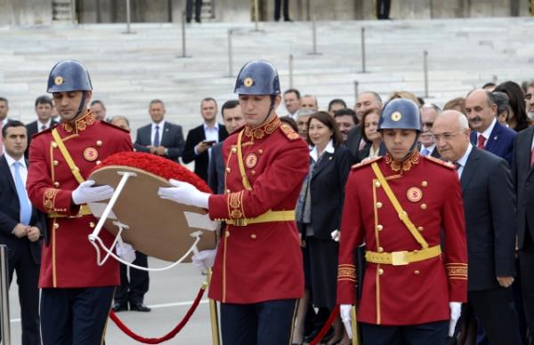 TBMM Genel Kurulu, Meclis Ba�kan� Cemil �i�ek'in ba�kanl���nda topland�. TBMM Ba�kan� Cemil �i�ek, birle�imi a�arak, toplant� yeter say�s�n�n bulundu�unu belirtti. �i�ek, daha sonra 24. D�nem 4. Yasama Y�l�'n�n sunu� konu�mas�n� yapt�. Yeni Yasama y�l� i�te bu g�r�nt�lerle a��ld�.