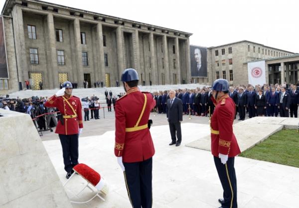 TBMM Genel Kurulu, Meclis Ba�kan� Cemil �i�ek'in ba�kanl���nda topland�. TBMM Ba�kan� Cemil �i�ek, birle�imi a�arak, toplant� yeter say�s�n�n bulundu�unu belirtti. �i�ek, daha sonra 24. D�nem 4. Yasama Y�l�'n�n sunu� konu�mas�n� yapt�. Yeni Yasama y�l� i�te bu g�r�nt�lerle a��ld�.