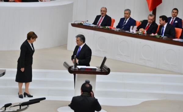 TBMM Genel Kurulu, Meclis Ba�kan� Cemil �i�ek'in ba�kanl���nda topland�. TBMM Ba�kan� Cemil �i�ek, birle�imi a�arak, toplant� yeter say�s�n�n bulundu�unu belirtti. �i�ek, daha sonra 24. D�nem 4. Yasama Y�l�'n�n sunu� konu�mas�n� yapt�. Yeni Yasama y�l� i�te bu g�r�nt�lerle a��ld�.