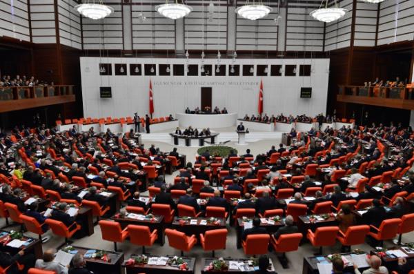 TBMM Genel Kurulu, Meclis Ba�kan� Cemil �i�ek'in ba�kanl���nda topland�. TBMM Ba�kan� Cemil �i�ek, birle�imi a�arak, toplant� yeter say�s�n�n bulundu�unu belirtti. �i�ek, daha sonra 24. D�nem 4. Yasama Y�l�'n�n sunu� konu�mas�n� yapt�. Yeni Yasama y�l� i�te bu g�r�nt�lerle a��ld�.