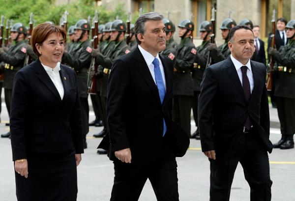 TBMM Genel Kurulu, Meclis Ba�kan� Cemil �i�ek'in ba�kanl���nda topland�. TBMM Ba�kan� Cemil �i�ek, birle�imi a�arak, toplant� yeter say�s�n�n bulundu�unu belirtti. �i�ek, daha sonra 24. D�nem 4. Yasama Y�l�'n�n sunu� konu�mas�n� yapt�. Yeni Yasama y�l� i�te bu g�r�nt�lerle a��ld�.