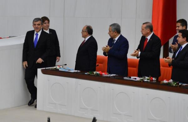 TBMM Genel Kurulu, Meclis Ba�kan� Cemil �i�ek'in ba�kanl���nda topland�. TBMM Ba�kan� Cemil �i�ek, birle�imi a�arak, toplant� yeter say�s�n�n bulundu�unu belirtti. �i�ek, daha sonra 24. D�nem 4. Yasama Y�l�'n�n sunu� konu�mas�n� yapt�. Yeni Yasama y�l� i�te bu g�r�nt�lerle a��ld�.