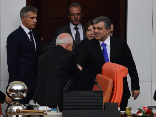 TBMM Genel Kurulu, Meclis Ba�kan� Cemil �i�ek'in ba�kanl���nda topland�. TBMM Ba�kan� Cemil �i�ek, birle�imi a�arak, toplant� yeter say�s�n�n bulundu�unu belirtti. �i�ek, daha sonra 24. D�nem 4. Yasama Y�l�'n�n sunu� konu�mas�n� yapt�. Yeni Yasama y�l� i�te bu g�r�nt�lerle a��ld�.