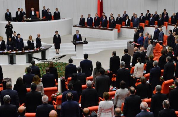 TBMM Genel Kurulu, Meclis Ba�kan� Cemil �i�ek'in ba�kanl���nda topland�. TBMM Ba�kan� Cemil �i�ek, birle�imi a�arak, toplant� yeter say�s�n�n bulundu�unu belirtti. �i�ek, daha sonra 24. D�nem 4. Yasama Y�l�'n�n sunu� konu�mas�n� yapt�. Yeni Yasama y�l� i�te bu g�r�nt�lerle a��ld�.