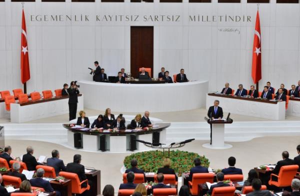 TBMM Genel Kurulu, Meclis Ba�kan� Cemil �i�ek'in ba�kanl���nda topland�. TBMM Ba�kan� Cemil �i�ek, birle�imi a�arak, toplant� yeter say�s�n�n bulundu�unu belirtti. �i�ek, daha sonra 24. D�nem 4. Yasama Y�l�'n�n sunu� konu�mas�n� yapt�. Yeni Yasama y�l� i�te bu g�r�nt�lerle a��ld�.