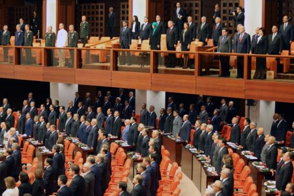 TBMM Genel Kurulu, Meclis Ba�kan� Cemil �i�ek'in ba�kanl���nda topland�. TBMM Ba�kan� Cemil �i�ek, birle�imi a�arak, toplant� yeter say�s�n�n bulundu�unu belirtti. �i�ek, daha sonra 24. D�nem 4. Yasama Y�l�'n�n sunu� konu�mas�n� yapt�. Yeni Yasama y�l� i�te bu g�r�nt�lerle a��ld�.