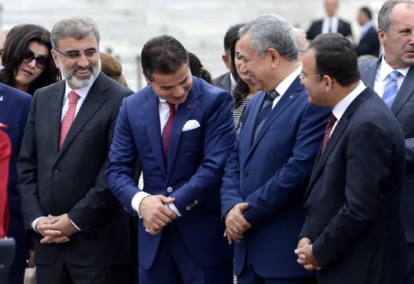 TBMM Genel Kurulu, Meclis Ba�kan� Cemil �i�ek'in ba�kanl���nda topland�. TBMM Ba�kan� Cemil �i�ek, birle�imi a�arak, toplant� yeter say�s�n�n bulundu�unu belirtti. �i�ek, daha sonra 24. D�nem 4. Yasama Y�l�'n�n sunu� konu�mas�n� yapt�. Yeni Yasama y�l� i�te bu g�r�nt�lerle a��ld�.