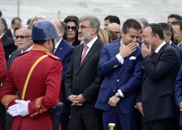 TBMM Genel Kurulu, Meclis Ba�kan� Cemil �i�ek'in ba�kanl���nda topland�. TBMM Ba�kan� Cemil �i�ek, birle�imi a�arak, toplant� yeter say�s�n�n bulundu�unu belirtti. �i�ek, daha sonra 24. D�nem 4. Yasama Y�l�'n�n sunu� konu�mas�n� yapt�. Yeni Yasama y�l� i�te bu g�r�nt�lerle a��ld�.