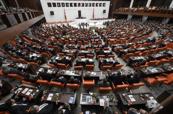 TBMM Genel Kurulu, Meclis Ba�kan� Cemil �i�ek'in ba�kanl���nda topland�. TBMM Ba�kan� Cemil �i�ek, birle�imi a�arak, toplant� yeter say�s�n�n bulundu�unu belirtti. �i�ek, daha sonra 24. D�nem 4. Yasama Y�l�'n�n sunu� konu�mas�n� yapt�. Yeni Yasama y�l� i�te bu g�r�nt�lerle a��ld�.