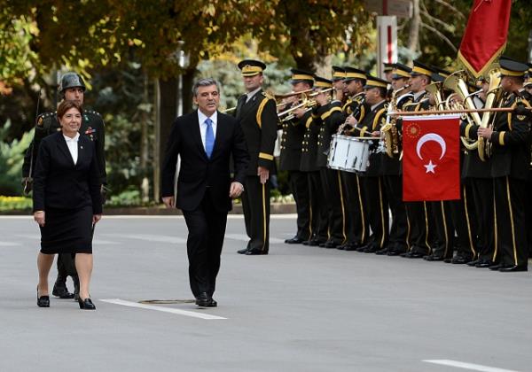 TBMM Genel Kurulu, Meclis Ba�kan� Cemil �i�ek'in ba�kanl���nda topland�. TBMM Ba�kan� Cemil �i�ek, birle�imi a�arak, toplant� yeter say�s�n�n bulundu�unu belirtti. �i�ek, daha sonra 24. D�nem 4. Yasama Y�l�'n�n sunu� konu�mas�n� yapt�. Yeni Yasama y�l� i�te bu g�r�nt�lerle a��ld�.