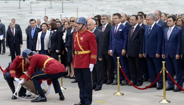 TBMM Genel Kurulu, Meclis Ba�kan� Cemil �i�ek'in ba�kanl���nda topland�. TBMM Ba�kan� Cemil �i�ek, birle�imi a�arak, toplant� yeter say�s�n�n bulundu�unu belirtti. �i�ek, daha sonra 24. D�nem 4. Yasama Y�l�'n�n sunu� konu�mas�n� yapt�. Yeni Yasama y�l� i�te bu g�r�nt�lerle a��ld�.