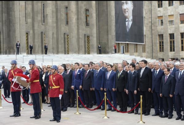 TBMM Genel Kurulu, Meclis Ba�kan� Cemil �i�ek'in ba�kanl���nda topland�. TBMM Ba�kan� Cemil �i�ek, birle�imi a�arak, toplant� yeter say�s�n�n bulundu�unu belirtti. �i�ek, daha sonra 24. D�nem 4. Yasama Y�l�'n�n sunu� konu�mas�n� yapt�. Yeni Yasama y�l� i�te bu g�r�nt�lerle a��ld�.