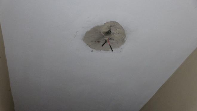 Evin aydnlatmalar patlad, kolonlarnda hasar olutu.