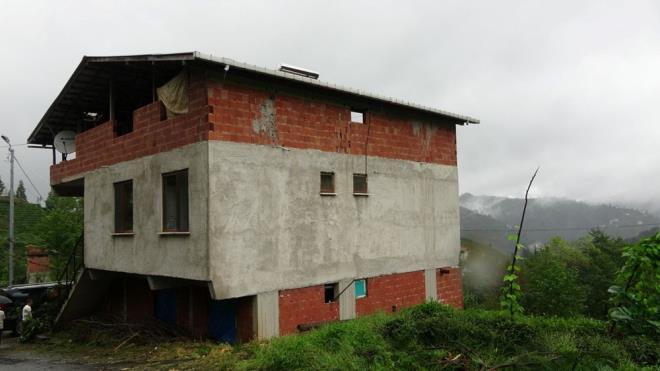Yldrm, mezarlk yaknndaki Fatmagl-Ahmet zsar?ya ait tek katl eve de zarar verdi.