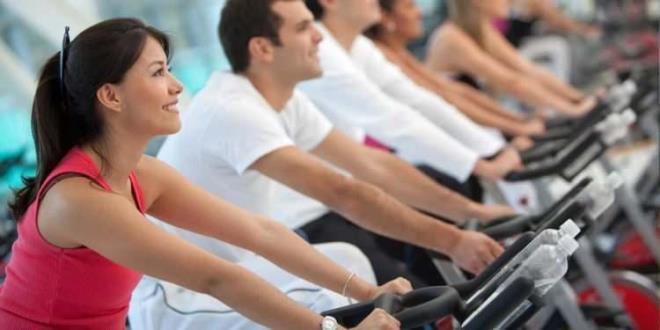 Getiimiz gnlerde gen bir kadnn spor salonunda yapt egzersizler adeta kaslarnn patlamasna yol at. Gen kadn, yapt hareketlerin ardndan acil mdahaleye alnd.