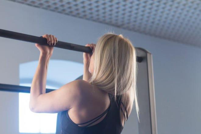 Youn bir antrenmann ilk haftasn tamamlayan Jessica Johnson; kou, barfiks, nav ve squat ieren programnda ilk kez 50 kere barfiks yapmay denedi.