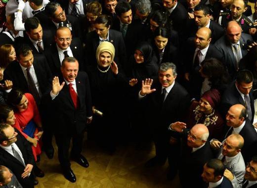 <P>Cumhurba�kan� Abdullah G�l ve e�i Hayrunnisa G�l, TBMM Ba�kan� �i�ek ve Ba�bakan Erdo�an ve e�iyle birlikte resepsiyona kat�lanlar�n yan�na u�rayarak k�sa s�reli sohbetler etti. G�l, Devlet Bah�eli’nin yan�na giderek MHP’lilerle selamla��rken, Ba�bakan Erdo�an selam vermeden yanlar�ndan ge�ti. Bu s�rada Emine Erdo�an Bah�eli ile kafa sallayarak selamla�t�.</P>