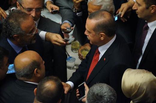 <P>Ba�bakan Erdo�an k�sa bir s�re ayak�st� BDP’li S�rr� Sak�k ve Hasip Kaplan ile sohbet etti. Ba�bakan Erdo�an ’Demokratikle�me Paketi’ ile ilgili olarak BDP’li vekillere, "Barda��n bo� taraf�n� g�rmeyin" dedi. Bunun �zerine BDP’li Kaplan da, "Barda��n dolu taraf�n� da g�r�yoruz ama eksik taraf�n� da dile getiriyoruz. Beklentilerimiz daha b�y�kt�. Herkes eve d�necek diye bekliyorduk" diye konu�tu.</P>