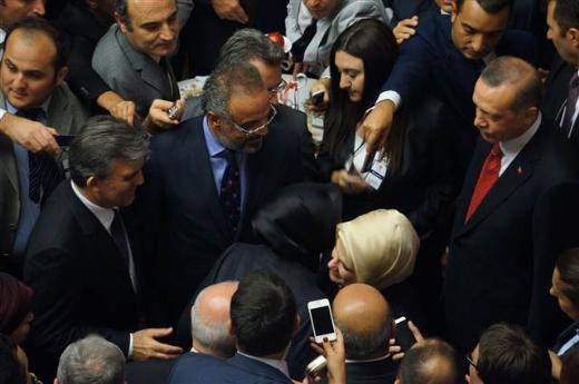 <P>Erdo�an ve BDP’liler aras�nda �u diyalog s�ras�nda �unlar konu�uldu:"S�rr� Sak�k: Pakete hem yergilerimiz var hem �vg�lerimiz var.Hasip Kaplan: Bir iki konu var ileride daha rahat konu�mam�z gereken bir iki konu var.Erdo�an: En orta yolu bulan a��klamay�, bo� taraf� de�il dolu taraf�yla g�r�nHasip Kaplan: Mecburuz g�rmek zorunday�z ��nk� bu s�re� hassas bir s�re�.Erdo�an: Arada s�rada marifet iltifata tabidir.</P>