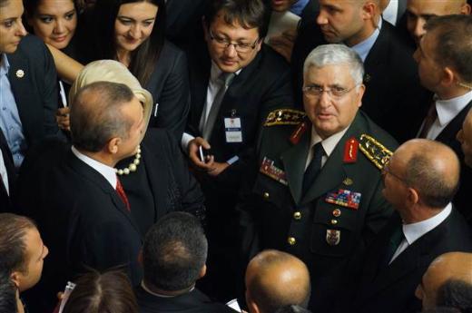 <P>Genelkurmay Ba�kan� Orgeneral Necdet �zel de, gazetecilerle yapt��� sohbette, Sivas’ta d��en d��en askeri u�akla ilgili, "�ok biyonik bir ordumuz var. Pilotlar�m�za g�veniyorum, her dakika her saat semalar�m�zda 25-30 sava� u�a��m�z u�uyor. Gerekli tahkikat ba�lat�ld�. Kaza tabii ki oluyor, kara yolunda da oluyor, olmuyor mu?" dedi. �zel, ba�ka bir soru �zerine, "TSK’n�n en �effaf d�nemini ya��yoruz. En ufak bir durumda, geli�mede kamuoyunu bilgilendiriyoruz" dedi. Son d�nemde artan s�n�r ihlalleri ile ilgili sorular �zerine ise �zel, "Tedbirlerimizi art�r�yoruz. �ok kalabal�k �ekilde geliyorlar, 1000-1500 ki�i. Bunlar tabii ki i�eriden de yard�m al�yorlar" diye konu�tu.</P>