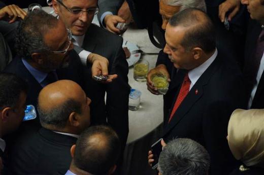 <P>Hasip Kaplan: O �nemlidir yani g�rmedi�imiz zaman y�zde 10 da dolu olsa bardak y�zde 90’� anlatamay�z. Ama ��yle bir s�re� olay� var tabi. Bar�� oldu bu sene kimse �lmedi �ocuklar�m�z da�dan inecek, i�erdekiler ��kacak. Beklenti farkl� bir �ey.</P>