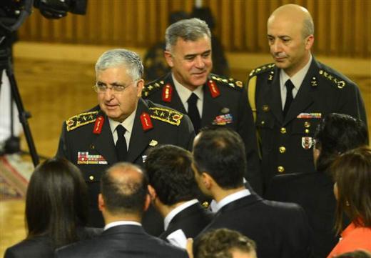 Genelkurmay Ba�kan� Orgeneral Necdet �zel e�inin rahats�zl��� nedeniyle resepsiyona e�siz kat�l�rken t�m kuvvet komutanlar� da resepsiyonda haz�r bulundu. Resepsiyona �ok say�da bakan da kat�ld�.