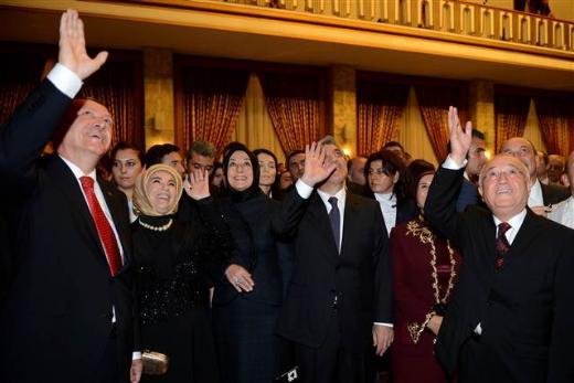 Resepsiyona Cumhurba�kan� Abdullah G�l, Ba�bakan Recep Tayyip Erdo�an e�leriyle kat�ld�.