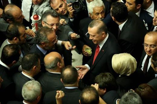 <P>S�rr� Sak�k: �nan olun herkes nefesini tutmu� paketi bekliyor. Bu Pakette mesela ter�rle m�cadele yasas� hepimiz yaral�y�z bundan dolay�. Onlarca, binlerce insan i�erde. B�yle bir beklenti vard�.</P>